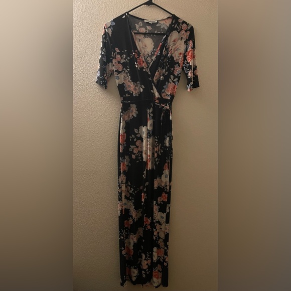 Stilletto’s Short Sleeve Maxi Dress - Picture 2 of 8